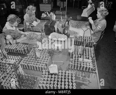 Tre dei lavoratori di sesso femminile di ispezionare i rulli di punteria per motori di aereo a impianto di fabbricazione, Pratt & Whitney, East Hartford, Connecticut, USA, Andreas Feininger per ufficio di informazione di guerra, Giugno 1942 Foto Stock