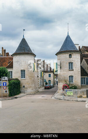 Entrata a Chablis in Francia. Vista delle Porte Noel gate, a Chablis, Borgogna, Francia Foto Stock