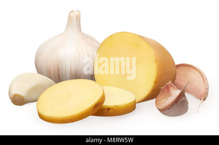 La metà dei freschi patate con la buccia con due pezzi tritato e aglio con chiodi di garofano isolati su sfondo bianco Foto Stock