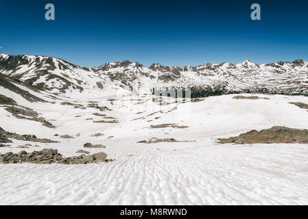 Vista panoramica di paesaggi innevati a Santa Croce deserto contro il cielo blu chiaro Foto Stock
