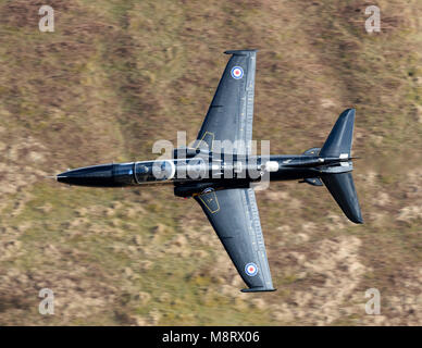 RAF T2 Hawk volare basso livello in LFA7, Snowdonia, Galles Foto Stock