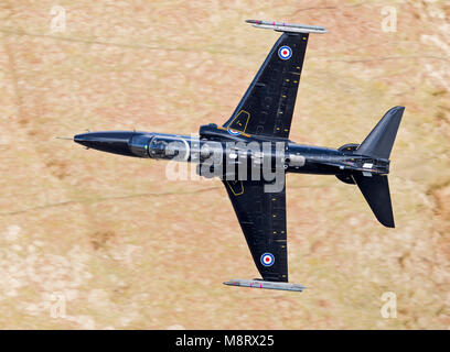 RAF T2 Hawk volare basso livello in LFA7, Snowdonia, Galles Foto Stock