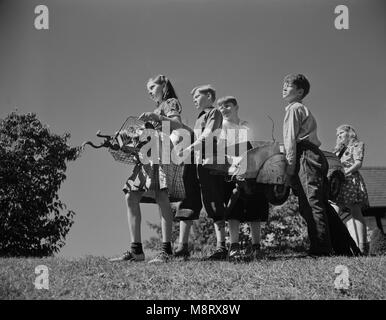 Gruppo di bambini la raccolta dei rottami metallici rottami durante la campagna di salvataggio, Roanoke, Virginia, Stati Uniti d'America, Valentino Sarra per ufficio di informazione di guerra, Ottobre 1942 Foto Stock