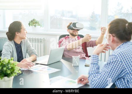 Ufficio lavoratori cercando nuovi gadget Foto Stock