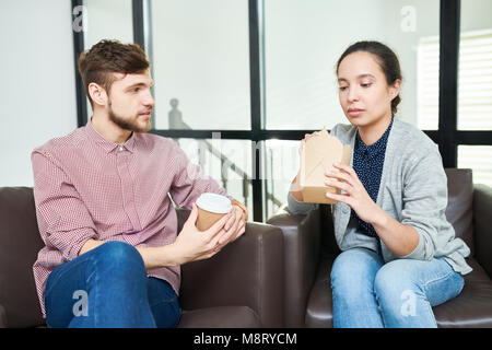 Ufficio i lavoratori in pausa pranzo Foto Stock