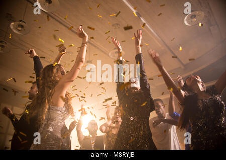 Divertirsi a Trendy Night Club Foto Stock