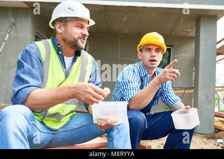 Due lavoratori edili sulla pausa pranzo Foto Stock