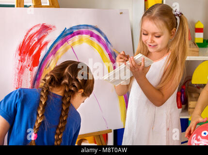 Bambini pittura dito sul cavalletto. Gruppo di ragazzi ragazzo e