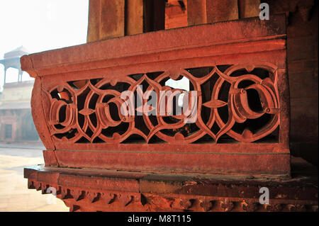 Close up dettaglio di un tempio edificio, nel Fatehpur Sikri complessa, Uttar Pradesh, India. Intricate sculture di pietra arenaria rossa risalente al 1571 Foto Stock