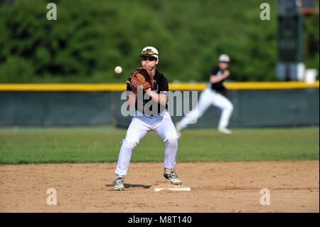 Secondo baseman prendendo un tiro dalla sua interbase di ritiro di un runner in seconda base prima di stabulazione sulla prima base. Stati Uniti d'America. Foto Stock