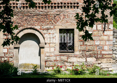 Vintage vecchia casa fatta di pietre e mattoni Foto Stock