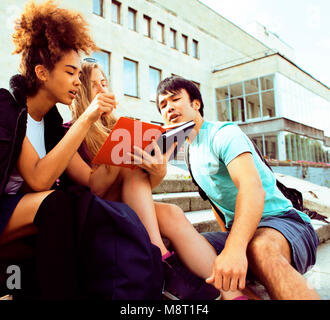 Gruppo carino ragazzini presso il palazzo dell'università Foto Stock