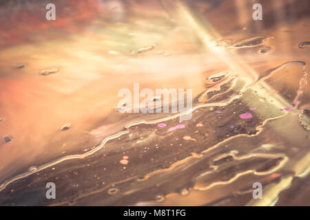 L'arte astratta pittura liquido di gocce di acqua schizza con sfondo arancione rosa colori di giallo Foto Stock