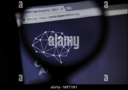 Il Cambridge Analytica sito è visto attraverso un vetro magnifiying Foto Stock