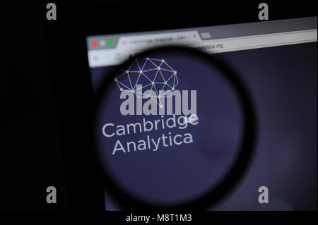 Il Cambridge Analytica sito è visto attraverso un vetro magnifiying Foto Stock