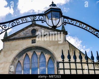 Close up Grayfriar il sagrato ornato cancello con lanterna e ferro battuto arch con nome; Grayfriar la chiesa dietro. Edimburgo, Scozia, Regno Unito Foto Stock