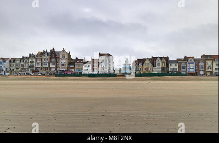 Alcune delle case, i ristoranti e i negozi ora affacciato sulla spiaggia di Dunkerque in Francia settentrionale, su un ventoso e nuvoloso giorno d'autunno. Foto Stock