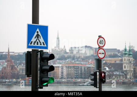 I semafori con attraversamento pedonale segno e segnale di limite di velocità a Budapest, Ungheria Foto Stock