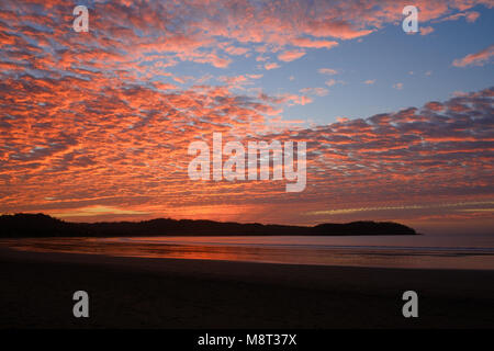 Cielo di tramonto con le nuvole colorate oltre oceano in spiaggia Foto Stock