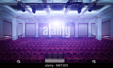 Concert hall del cinema con red nuove sedie. L'interno della sala in vista del cinema dal palco Foto Stock