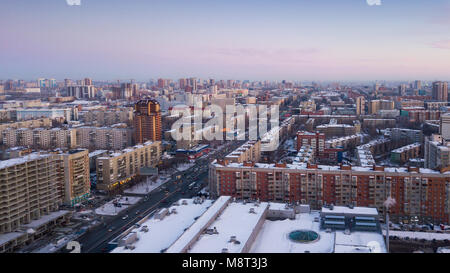 Paesaggio urbano: alta moderni edifici residenziali, strade, centri commerciali, fiume, Cielo e nubi in una calda giornata di primavera tiro con quadrocopter Foto Stock