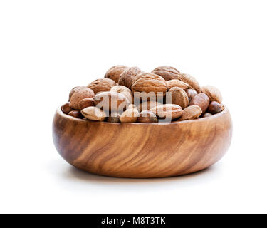 Vari i dadi nel recipiente di legno isolato su bianco Foto Stock