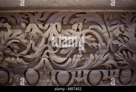 Inquadratura ravvicinata del magnifico ornamento sulle colonne della facciata a sud di La Cattedrale di Saint Paul a Londra, Regno Unito. Foto Stock