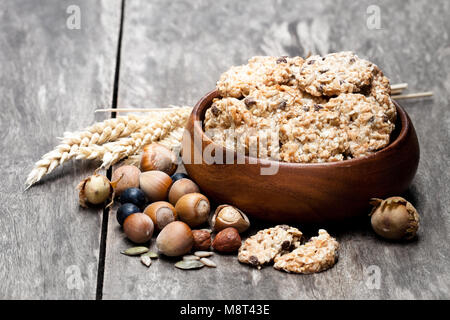 Un sano muesli proteina crackers con semi e noci in ciotola di legno Foto Stock