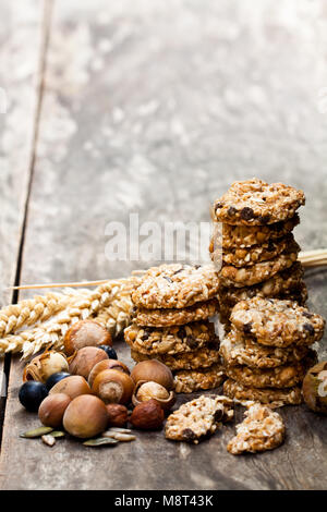 Un sano muesli proteina crackers con semi e i dadi sul tavolo di legno Foto Stock