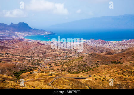 La baia e la città di Mindelo, isola di São Vicente, Capo Verde, Cabo Verde, Africa. Foto Stock