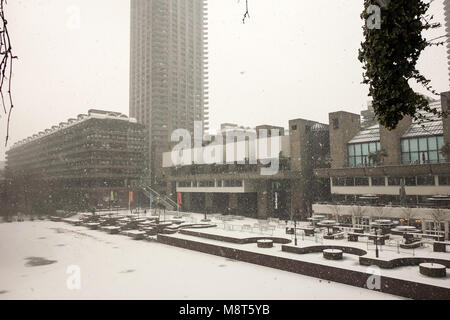 Londra, UK -28th Feb 2017: la neve cade attraverso il centro Barbican causati dalla tempesta di neve Emma. Foto Stock