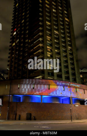 Londra, UK -8th Mar 2018: Un arte pop da Nina Nunn chiamata Dynamic Shift è sul display pubblico presso l'angolo di spiaggia e di strada Aldersgate Street. Foto Stock