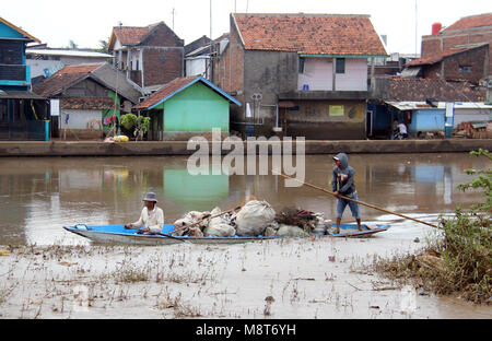 La barca sul fiume Citarum, Bandung, Indonesia Foto Stock