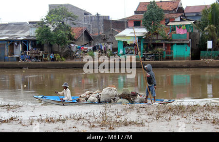 La barca sul fiume Citarum, Bandung, Indonesia Foto Stock