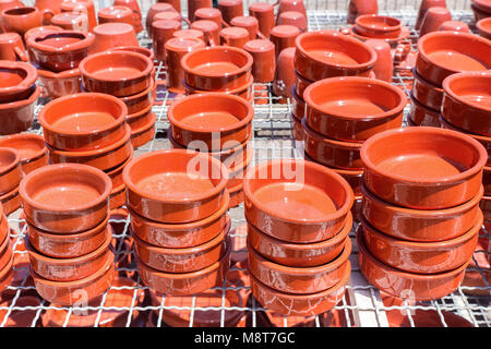 Un gruppo di scale di argilla in vendita presso il negozio di ceramiche Foto Stock