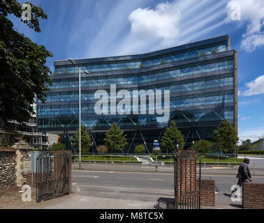 La facciata esterna. 1 Forbury Place, Reading, Regno Unito. Architetto: Aukett Swanke, 2016. Foto Stock