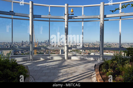 Giardino sul tetto trentacinquesimo piano. Vauxhall Sky Gardens, Londra, Regno Unito. Architetto: Carey Jones Chapman Tolcher architetti, 2017. Foto Stock