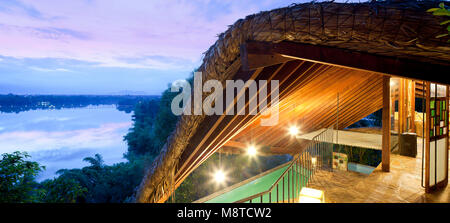 "Tenda" chalet dall'ingresso con vista del fiume. I Resort Nha Trang, Vietnam. Architetto: A21 Studio, 2014. Foto Stock