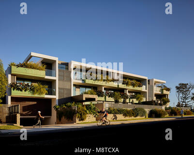 Elevazione di strada. Lawson appartamenti, Byron Bay, Australia. Architetto: Fender Katsalidis, 2016. Foto Stock