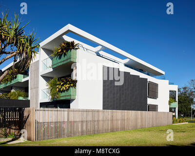 Facciata laterale. Lawson appartamenti, Byron Bay, Australia. Architetto: Fender Katsalidis, 2016. Foto Stock