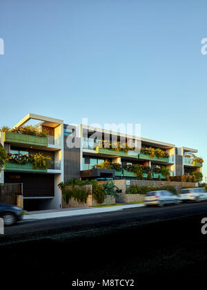 Elevazione di strada. Lawson appartamenti, Byron Bay, Australia. Architetto: Fender Katsalidis, 2016. Foto Stock