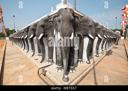 Una messa a fuoco ravvicinata un ampio angolo di visione della parete di elefanti a guardia della Ruwanmeli Maha Saya Stupa entro il complesso ad Anuradhapura in Sri Lanka. Foto Stock