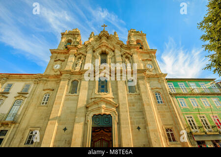 Braga, Portogallo. La facciata barocca della chiesa e convento di Congregados o convento della congregazione in Avenida Central, centro di Braga, Portogallo settentrionale. Vista frontale. Foto Stock