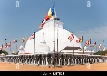 Un ampio angolo di visione del Ruwanmeli Maha Saya Stupa entro il complesso ad Anuradhapura in Sri Lanka in una giornata di sole con cielo blu. Foto Stock