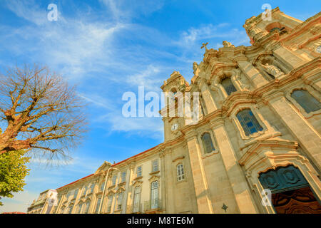 Braga, Portogallo. La facciata della chiesa e convento di Congregados o Convento della Congregazione di San Filippo di Neri, un esempio di architettura religiosa in stile barocco. Vista dal basso. Foto Stock