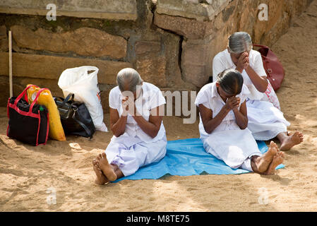 3 tre anziani dello Sri Lanka le donne, pregando e meditando a Jaya Sri Maha Bodhi in Anuradhapura, Sri Lanka. Foto Stock