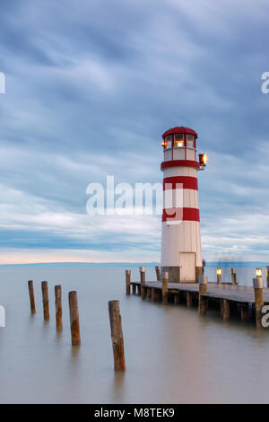 Faro di lago di Neusiedl (Podersdorf am See) al tramonto, Burgenland, Austria Foto Stock