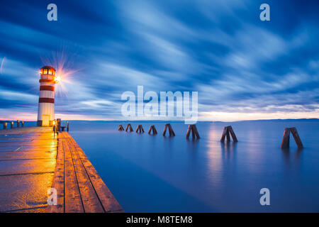 Faro di lago di Neusiedl (Podersdorf am See) al tramonto, Burgenland, Austria Foto Stock