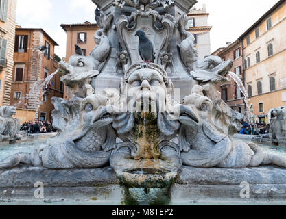 Roma, Italia. Dettaglio del Pantheon Fontana (1570) di Jacopo della porta alla Piazza della Rotonda. Foto Stock