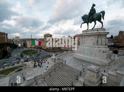 Vista della Piazza Venezia dall'Altare della Patria - il Monumento Nazionale a Vittorio Emanuele II, statua, bandiera e Monumento, Roma, Italia Foto Stock
